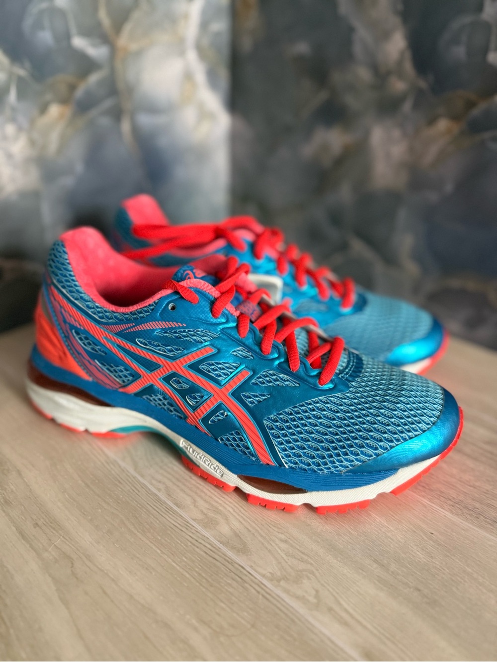 Asics Gel-Cumulus 18 in Teal and Coral